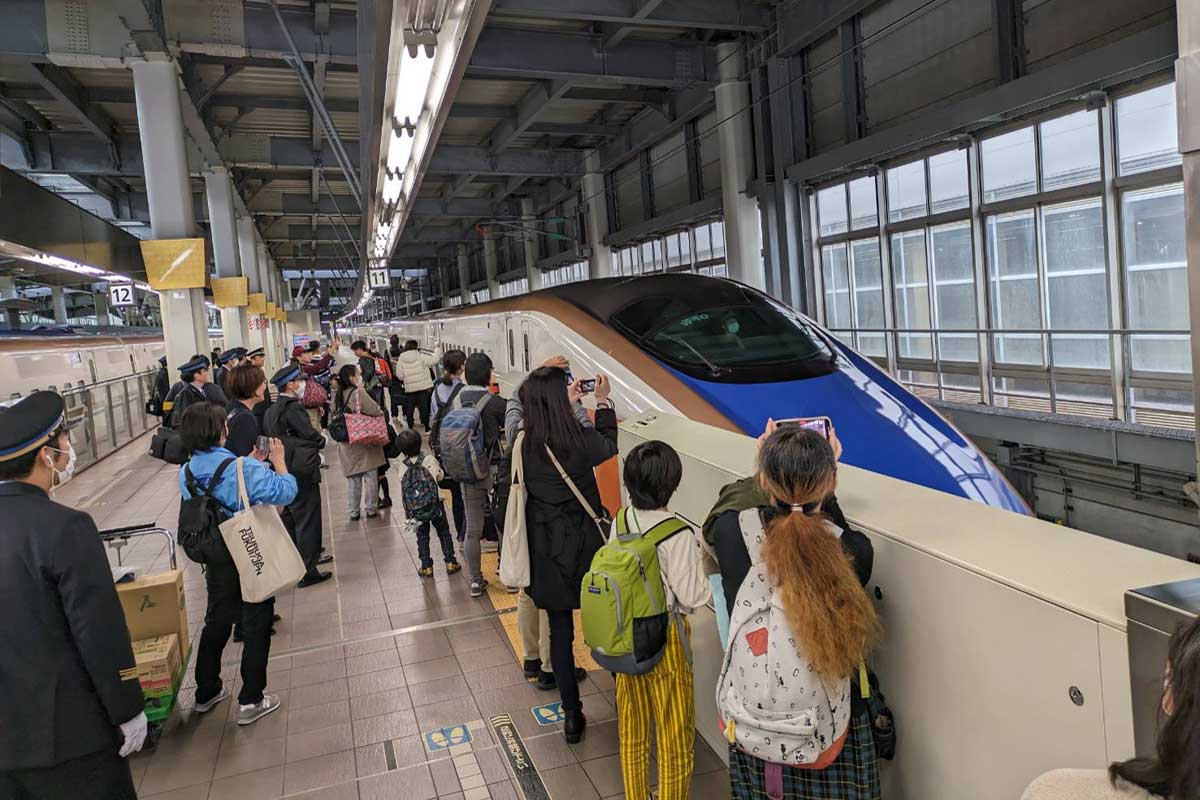 鉄旅オブザイヤーのグランプリを受賞した日本旅行の北陸新幹線のツアーの当日（日本旅行提供）