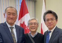 能登半島地震被災者支援チャリティイベント「Noto Night」、寄付金をバンクーバー総領事館に 左から、渡辺雅之さん、平居幹さん、丸山浩平総領事。写真:渡辺雅之さん