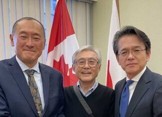 能登半島地震被災者支援チャリティイベント「Noto Night」、寄付金をバンクーバー総領事館に 左から、渡辺雅之さん、平居幹さん、丸山浩平総領事。写真:渡辺雅之さん