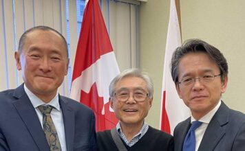 能登半島地震被災者支援チャリティイベント「Noto Night」、寄付金をバンクーバー総領事館に 左から、渡辺雅之さん、平居幹さん、丸山浩平総領事。写真:渡辺雅之さん