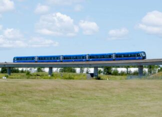 「カナダ“乗り鉄”の旅」第12回 スカイトレインの次世代型車両マーク5、「4」を飛ばす意外な理由~世界で5番目に住みやすい都市・バンクーバー編 カナダ東部オンタリオ州で試験走行をするスカイトレインの次世代型車両マーク5(2023年7月、トランスリンク提供)