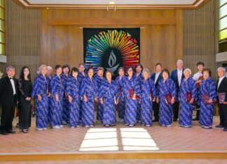 さくらシンガーズ、定期演奏会開催(寄稿) さくらシンガーズ。左端が総指揮の中堀忠一氏、その右が伴奏の早借星良氏。Photo by Koichi Saito/Japan Canada Today