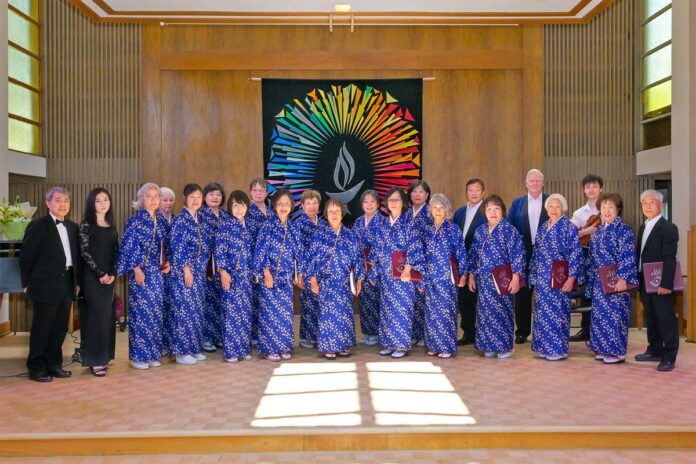 さくらシンガーズ。左端が総指揮の中堀忠一氏、その右が伴奏の早借星良氏。Photo by Koichi Saito/Japan Canada Today