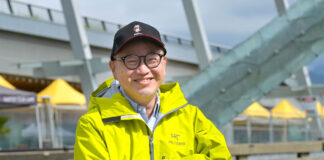 原田徹監督に聞く「SHOGUN」撮影を通して触れた日系コミュニティ 原田徹監督、2010年バンクーバー五輪聖火台の前で。2022年5月29日。Photo by Saito Koichi