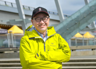 原田徹監督に聞く「SHOGUN」撮影を通して触れた日系コミュニティ 原田徹監督、2010年バンクーバー五輪聖火台の前で。2022年5月29日。Photo by Saito Koichi