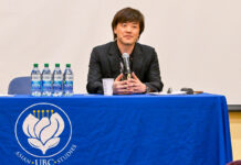 小説家・平野啓一郎氏バンクーバー講演「私とは何か?という問い」(前編) 質疑応答で参加者からの質問に答える平野氏。バンクーバー市UBCアジアンセンター、2024年3月18日。Photo by Koichi Saito/Japan Canada Today