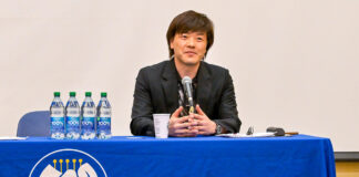 小説家・平野啓一郎氏バンクーバー講演「私とは何か?という問い」(前編) 質疑応答で参加者からの質問に答える平野氏。バンクーバー市UBCアジアンセンター、2024年3月18日。Photo by Koichi Saito/Japan Canada Today