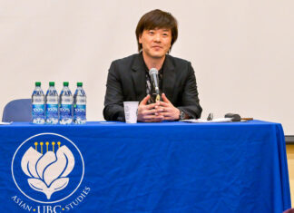 小説家・平野啓一郎氏バンクーバー講演「私とは何か?という問い」(前編) 質疑応答で参加者からの質問に答える平野氏。バンクーバー市UBCアジアンセンター、2024年3月18日。Photo by Koichi Saito/Japan Canada Today