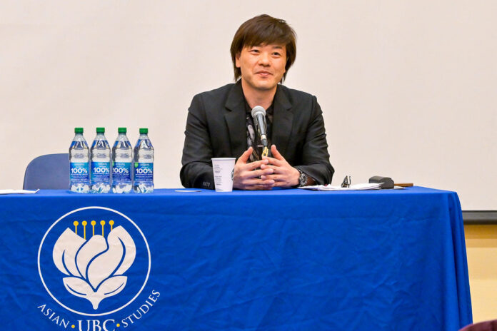 質疑応答で参加者からの質問に答える平野氏。バンクーバー市UBCアジアンセンター、2024年3月18日。Photo by Koichi Saito/Japan Canada Today