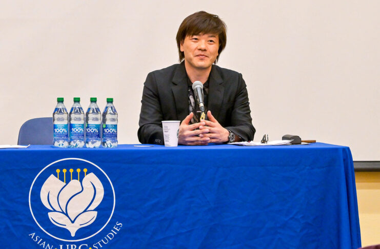小説家・平野啓一郎氏バンクーバー講演「私とは何か?という問い」(前編) 質疑応答で参加者からの質問に答える平野氏。バンクーバー市UBCアジアンセンター、2024年3月18日。Photo by Koichi Saito/Japan Canada Today