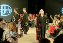 「バンクーバーファッションウィーク2024 秋冬コレクション」ファッションを通してメッセージ発信、2つの日本発ブランドに注目!(後編) 「FREijA」のショーの始まり。2024年4月28日、David Lam Hall, Chinese Cultural Centre of Greater Vancouver。撮影:古川紋/Japan Canada Today