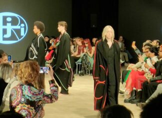 「バンクーバーファッションウィーク2024 秋冬コレクション」ファッションを通してメッセージ発信、2つの日本発ブランドに注目!(後編) 「FREijA」のショーの始まり。2024年4月28日、David Lam Hall, Chinese Cultural Centre of Greater Vancouver。撮影:古川紋/Japan Canada Today