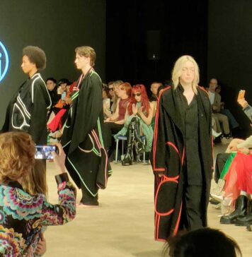 「バンクーバーファッションウィーク2024 秋冬コレクション」ファッションを通してメッセージ発信、2つの日本発ブランドに注目!(後編) 「FREijA」のショーの始まり。2024年4月28日、David Lam Hall, Chinese Cultural Centre of Greater Vancouver。撮影:古川紋/Japan Canada Today