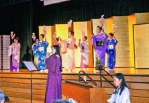 日本舞踊西川流カナダ彩月会「温習会」開催、励んできた稽古の成果発表と2人の名取襲名披露の特別な会に 小西さんのフルート、リーさんのピアノ演奏と共に舞う「さくらさくら」。2024年4月27日、日系文化センター・博物館。Photo by Koichi Saito