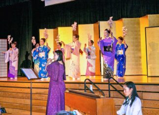 日本舞踊西川流カナダ彩月会「温習会」開催、励んできた稽古の成果発表と2人の名取襲名披露の特別な会に 小西さんのフルート、リーさんのピアノ演奏と共に舞う「さくらさくら」。2024年4月27日、日系文化センター・博物館。Photo by Koichi Saito