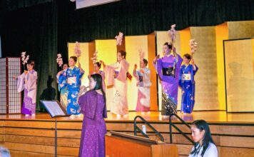 日本舞踊西川流カナダ彩月会「温習会」開催、励んできた稽古の成果発表と2人の名取襲名披露の特別な会に 小西さんのフルート、リーさんのピアノ演奏と共に舞う「さくらさくら」。2024年4月27日、日系文化センター・博物館。Photo by Koichi Saito