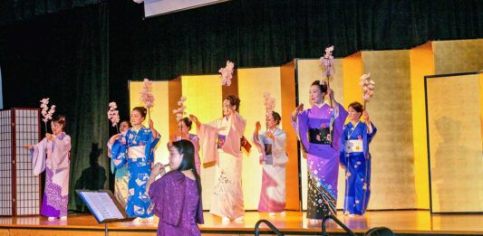 小西さんのフルート、リーさんのピアノ演奏と共に舞う「さくらさくら」。2024年4月27日、日系文化センター・博物館。Photo by Koichi Saito