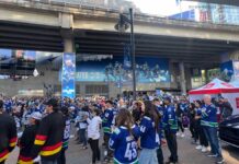 カナックス惜敗、西カンファレンス決勝進出ならず NHLプレーオフ第2ラウンド初戦、バンクーバー・カナックスファンが集まったロジャーズ・アリーナ前。バンクーバー市。Photo by Koichi Saito