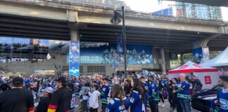 カナックス惜敗、西カンファレンス決勝進出ならず NHLプレーオフ第2ラウンド初戦、バンクーバー・カナックスファンが集まったロジャーズ・アリーナ前。バンクーバー市。Photo by Koichi Saito