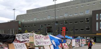 UBCで親パレスチナ派が交差点を占拠、1人が逮捕される ブリティッシュコロンビア大学(UBC)構内で親パレスチナ派抗議キャンプが設置される。2024年5月4日。Photo by Japan Canada Today