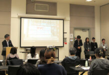 在カナダ日系ツアーオペレーター協会がガイド育成プログラムを開講 ツアーガイド実践練習の日。小グループに分かれて一人ひとり細やかな指導を受けた。2024年5月23日、バンクーバー中央図書館。撮影 大島多紀子/日加トゥデイ