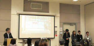 在カナダ日系ツアーオペレーター協会がガイド育成プログラムを開講 ツアーガイド実践練習の日。小グループに分かれて一人ひとり細やかな指導を受けた。2024年5月23日、バンクーバー中央図書館。撮影 大島多紀子/日加トゥデイ