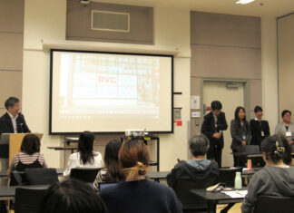 在カナダ日系ツアーオペレーター協会がガイド育成プログラムを開講 ツアーガイド実践練習の日。小グループに分かれて一人ひとり細やかな指導を受けた。2024年5月23日、バンクーバー中央図書館。撮影 大島多紀子/日加トゥデイ