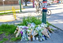 バンクーバーの日本人男性刺殺事件、容疑者を逮捕 カキウチさんの友人や同僚らが事件現場に花を手向けた。2024年6月6日、バンクーバー市。Photo by Japan Canada Today