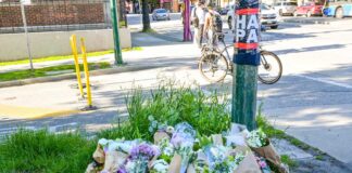 バンクーバーチャイナタウンで日本人男性が刺殺される カキウチさんの友人や同僚らが事件現場に花を手向けた。2024年6月6日、バンクーバー市。Photo by Japan Canada Today