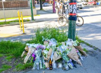バンクーバーの日本人男性刺殺事件、容疑者を逮捕 カキウチさんの友人や同僚らが事件現場に花を手向けた。2024年6月6日、バンクーバー市。Photo by Japan Canada Today