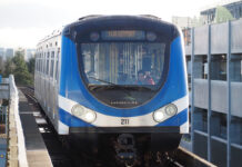 「カナダ“乗り鉄”の旅」第13回 「二つの顔」を持つ空港アクセス鉄道の先駆け、支えているのは日本企業~世界で5番目に住みやすい都市・バンクーバー編 カナダ西部ブリティッシュ・コロンビア(BC)州のYVR・エアポート駅へ向かうトランスリンクのスカイトレインの路線「カナダライン」(2023年12月23日、大塚圭一郎撮影)