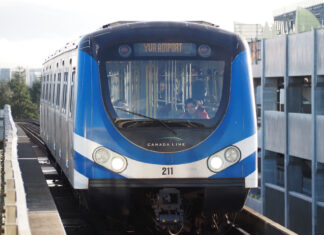 「カナダ“乗り鉄”の旅」第13回 「二つの顔」を持つ空港アクセス鉄道の先駆け、支えているのは日本企業~世界で5番目に住みやすい都市・バンクーバー編 カナダ西部ブリティッシュ・コロンビア(BC)州のYVR・エアポート駅へ向かうトランスリンクのスカイトレインの路線「カナダライン」(2023年12月23日、大塚圭一郎撮影)