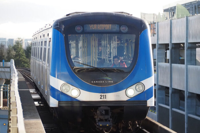 カナダ西部ブリティッシュ・コロンビア（ＢＣ）州のＹＶＲ・エアポート駅へ向かうトランスリンクのスカイトレインの路線「カナダライン」（２０２３年１２月２３日、大塚圭一郎撮影）