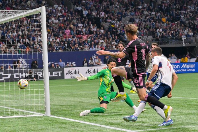 シュートを阻止するGK高丘。インテル・マイアミ戦。2024年5月25日、BCプレース。Photo by Koichi Saito/Japan Canada Today
