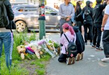 日本人男性刺殺事件、バンクーバーで悲しみ広がる 垣内さんの友人や同僚らが事件現場に集まり哀悼した。2024年6月6日、バンクーバー市。Photo by Japan Canada Today