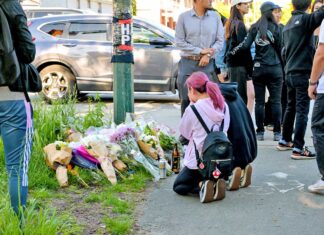 垣内航さんの友人らで支援の輪、Go fund meを立ち上げ 垣内さんの友人や同僚らが事件現場に集まり哀悼した。2024年6月6日、バンクーバー市。Photo by Japan Canada Today