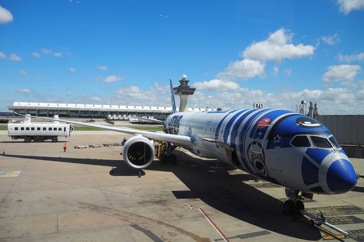 全日本空輸のスターウォーズ装飾を施したボーイング787の機体(2024年5月16日、アメリカ東部バージニア州で大塚圭一郎撮影)