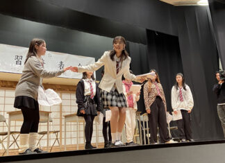 「よさこい鳴子踊り」から「方言調査」まで、バンクーバー日本語学校で学習発表会開催 さすがの演技力!演劇部による「潜入!オニオン座」。2024年5月25日、バンクーバー日本語学校。撮影 宗圓由佳/日加トゥデイ