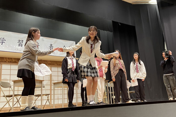 さすがの演技力！演劇部による「潜入！オニオン座」。2024年5月25日、バンクーバー日本語学校。撮影　宗圓由佳/日加トゥデイ