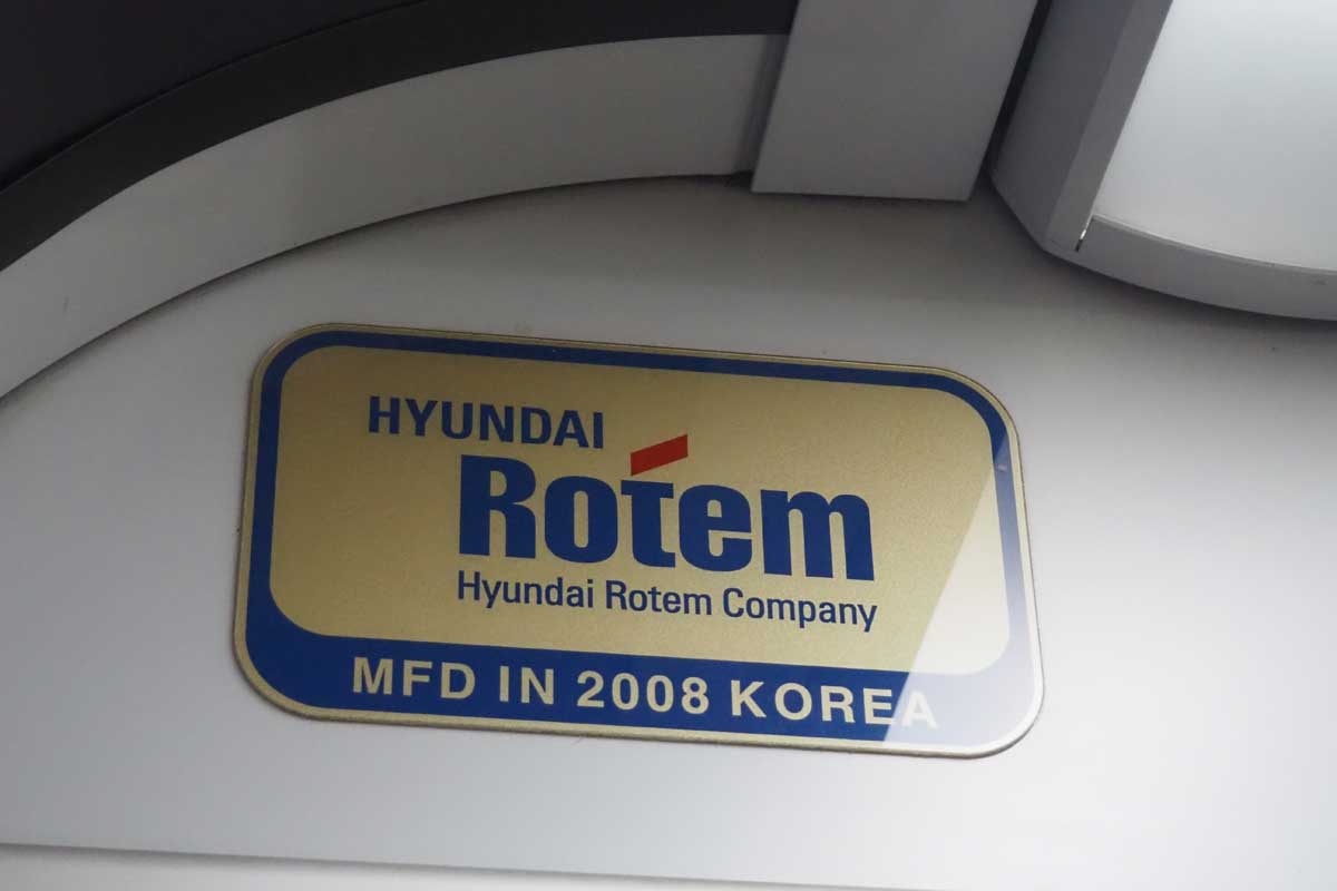 カナダラインに使っている電車の車内の壁にある現代ロテム製なのを示す銘板(2023年12月23日、BC州で大塚圭一郎撮影)