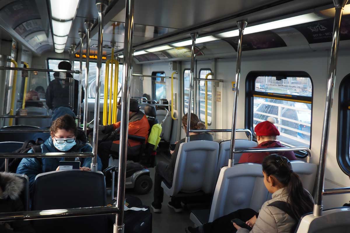 カナダラインの電車の車内(2023年12月23日、BC州で大塚圭一郎撮影)
