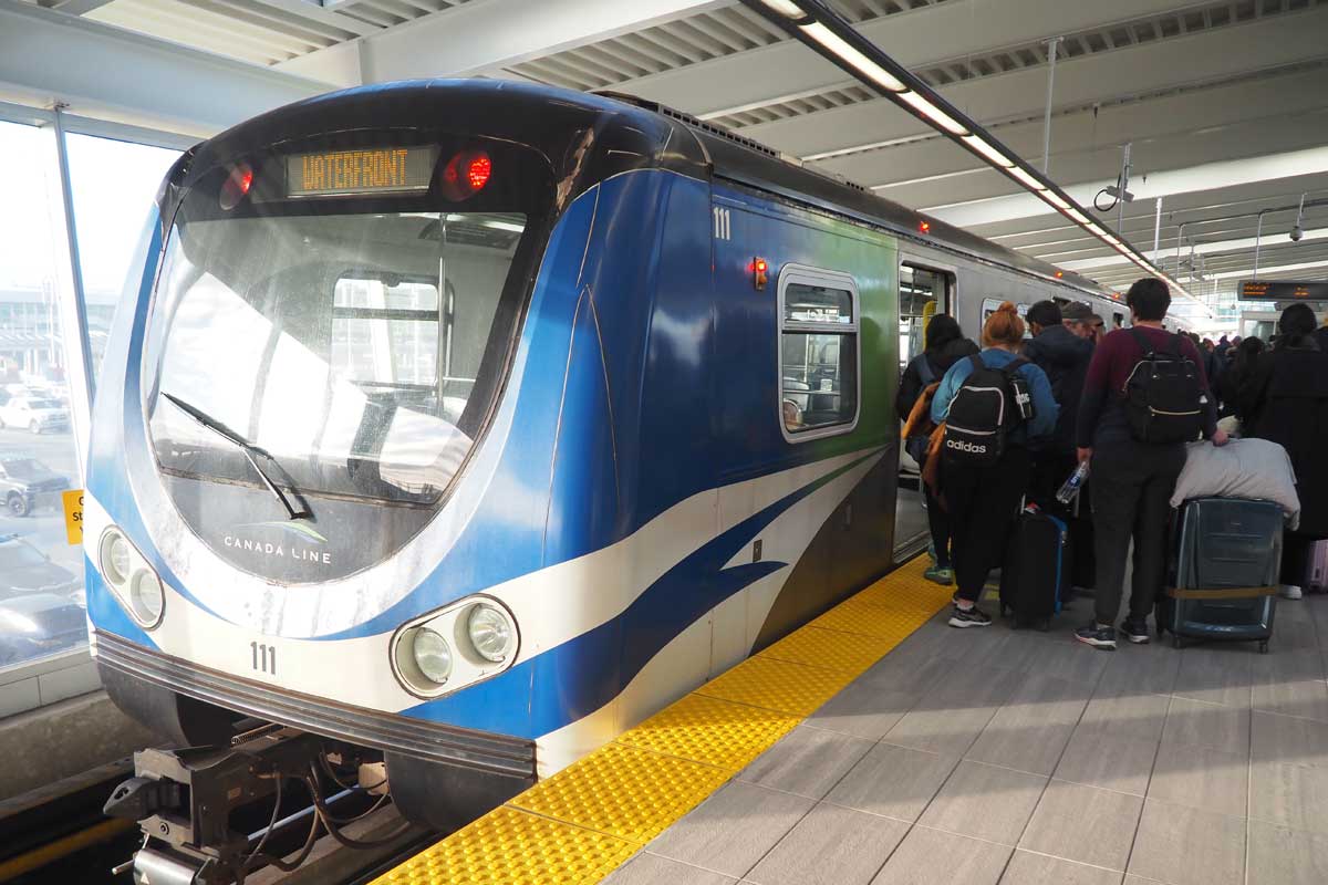 YVR・エアポート駅に停車中のカナダラインの電車(2023年12月23日、BC州で大塚圭一郎撮影)