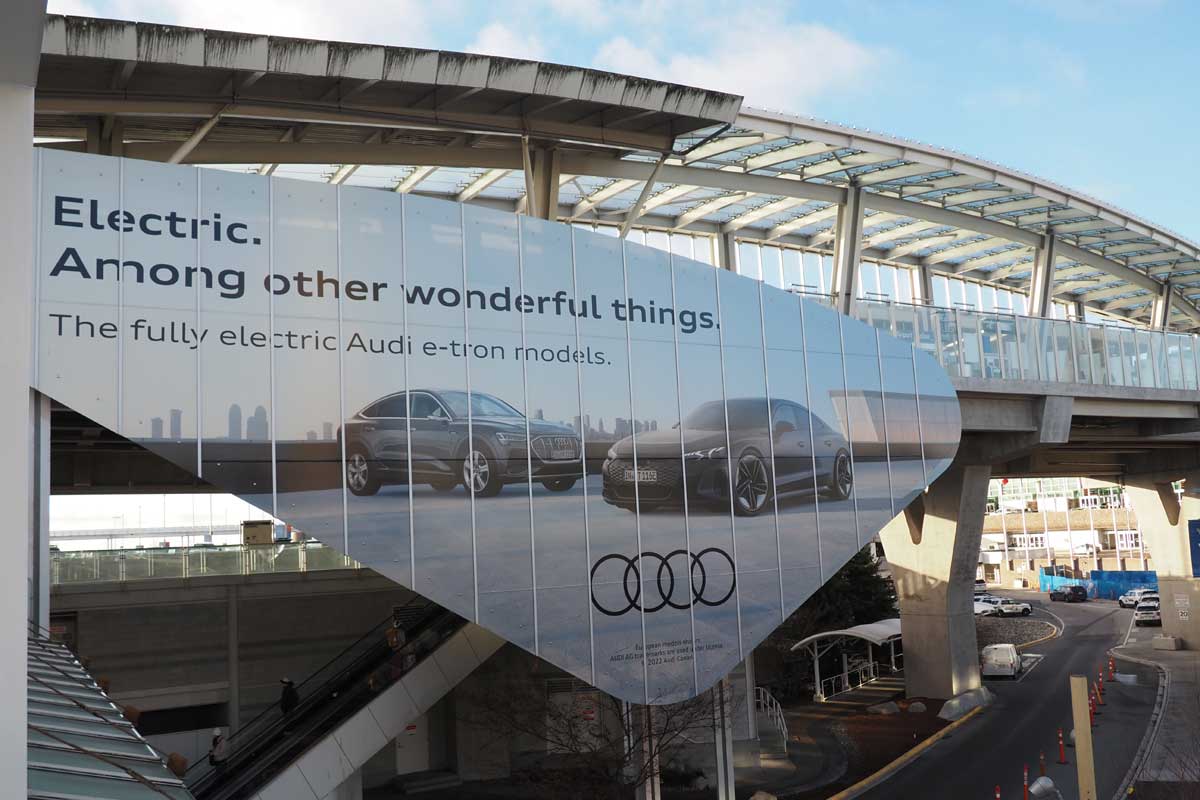 高架になったYVR・エアポート駅の駅舎(2023年12月23日、BC州で大塚圭一郎撮影)