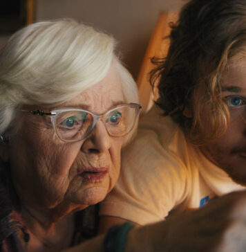 オレオレ詐欺被害にあったおばあちゃんが大奮闘!「Thelma」(Josh Margolin 監督) June Squibb and Fred Hechinger in Thelma. Photo courtesy of Magnolia Pictures