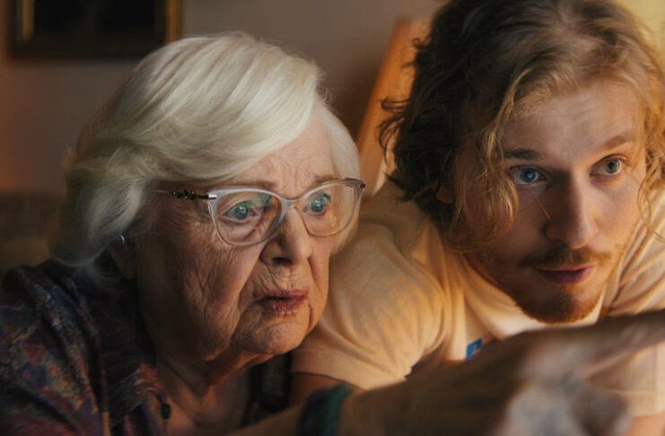 オレオレ詐欺被害にあったおばあちゃんが大奮闘!「Thelma」(Josh Margolin 監督) June Squibb and Fred Hechinger in Thelma. Photo courtesy of Magnolia Pictures