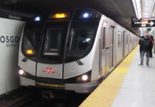 「カナダ“乗り鉄”の旅」第14回 NY、ワシントン地下鉄の新潮流の〝先駆車〟はトロントにあり!カナダ最大都市・トロント編 カナダ・トロント交通局の地下鉄1号線を走る通称「トロントロケット」(2024年2月、トロントで大塚圭一郎撮影)