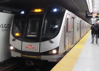 「カナダ“乗り鉄”の旅」第14回 NY、ワシントン地下鉄の新潮流の〝先駆車〟はトロントにあり!カナダ最大都市・トロント編 カナダ・トロント交通局の地下鉄1号線を走る通称「トロントロケット」(2024年2月、トロントで大塚圭一郎撮影)