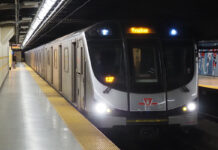 「カナダ“乗り鉄”の旅」第15回 王、女王と〝列席〟する駅名は、改名控えたトラブルメーカー由来の駅 カナダ最大都市・トロント編 カナダ・オンタリオ州トロントの中心部を走るトロント交通局(TTC)地下鉄1号線の電車「トロントロケット」(2024年2月21日、大塚圭一郎撮影)