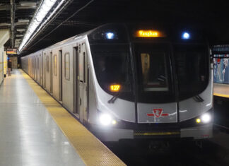 「カナダ“乗り鉄”の旅」第15回 王、女王と〝列席〟する駅名は、改名控えたトラブルメーカー由来の駅 カナダ最大都市・トロント編 カナダ・オンタリオ州トロントの中心部を走るトロント交通局(TTC)地下鉄1号線の電車「トロントロケット」(2024年2月21日、大塚圭一郎撮影)