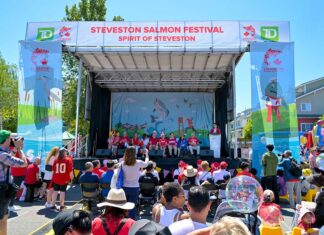 サーモンフェスティバル2024、今年は最高の人出に サーモンフェスティバル・中央ステージで開会式。2024年7月1日、リッチモンド市。Photo by Koichi Saito/Japan Canada Today